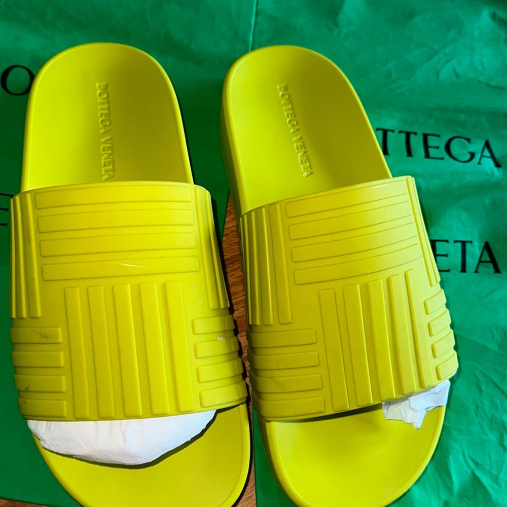 Mens Pre Loved Bottega Veneta Rubber Slider Sandal SIZE 40 PRICE IS FINAL